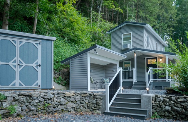 COOL CREEK COTTAGE: PSU Spring Creek Waterfront Oasis with Hot Tub