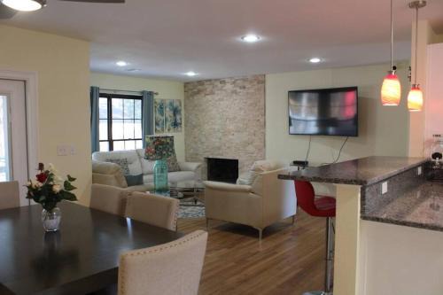 COOL HAVEN-A Quiet Elegant Contemporary Retreat