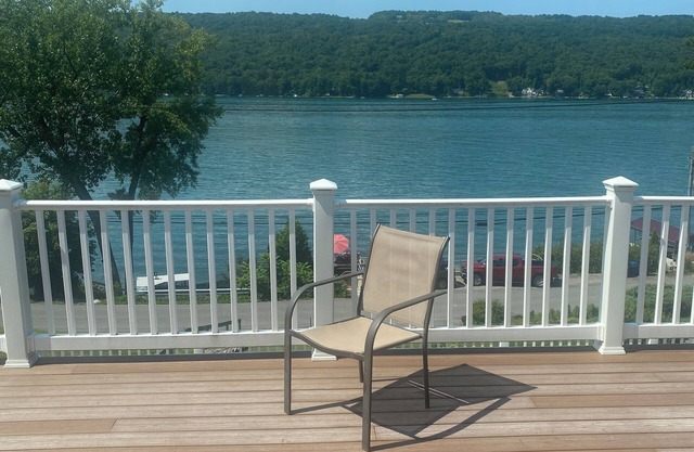 Cool house with AC in charming Dundee with gorgeous views of the lake