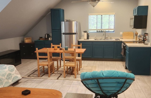 Cool Pines Bunkhouse-open concept efficiency-2 units on property-30 day min