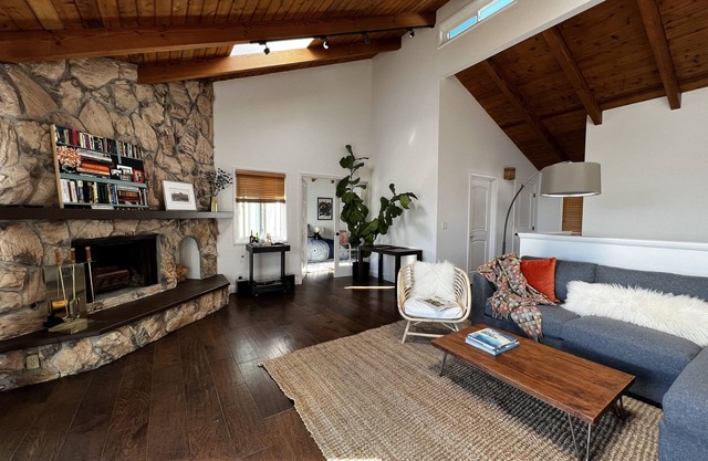 Cool Spacious Malibu House