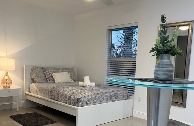 Cool studio, all new, perfect for a couple. strategically located to enjoy WPB !