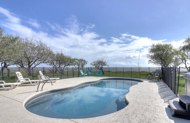 Copano Bay Retreat! Pool, Hot Tub, Lighted Pier! Right on Copano Bay!