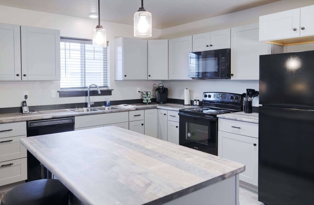 Copper King Extended Stay Collection - Fully Furnished 2 bedroom duplex house