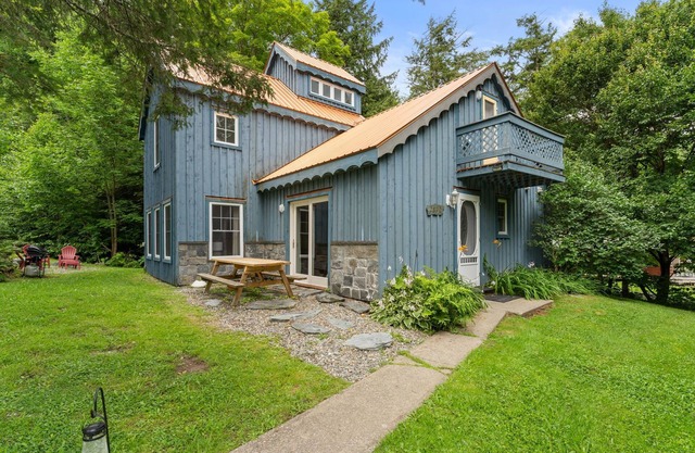 The Copper Roof Chalet - Hike, bike, disk golf... relax. Perfect getaway.