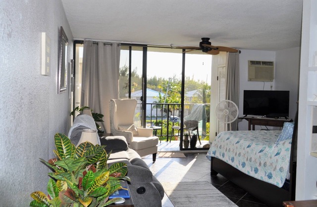 Coral Beach Retreat. Garden view. Steps from pool & beach. 1 mile to Port Lucaya