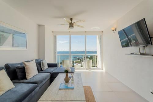 CORAL Beachfront 2BDR with pool by Casa Paraiso