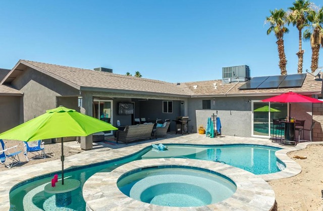 Coral Beauty! Heated Pool & Spa!