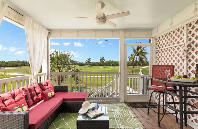 Coral Breeze by AvantStay | Close to Beach w/ Balcony & Shared Pool!