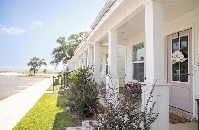 Coral Breeze - steps from the Beach in the heart of Biloxi w/pickleball court!