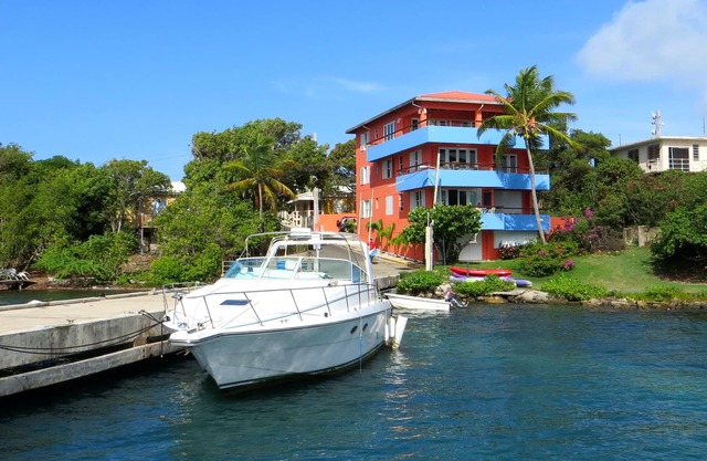 Coral Cove: Elegantes Apartment am Wasser mit spektakulärem Blick auf das Paradies