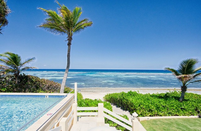 Coral Loft 4BR + 1 BR Oceanfront Villa w/ Private Pool & Beach in Grand Cayman