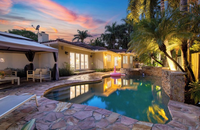 Coral Ridge Getaway by AvantStay | Pool, Hot Tub, Billiards + 5mins to Beach!