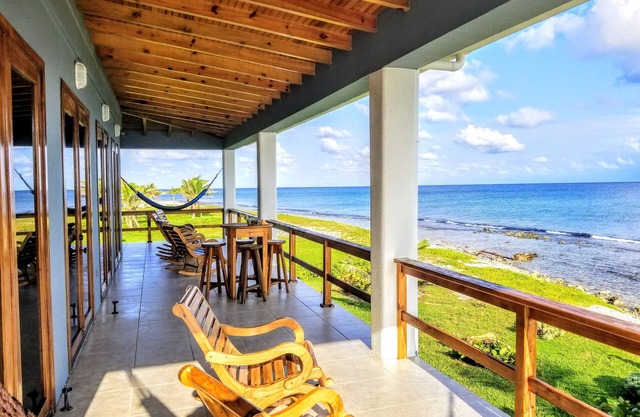 Coral Ridge House Main Floor - 1 Bedroom / 1 Bathroom - Spectacular Oceanfront