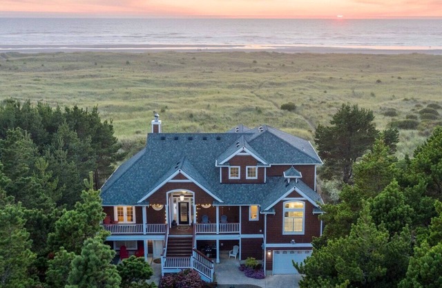 LUXUS OCEANFRONT BEACH RETREAT! Machen Sie bleibende Erinnerungen hier! Kauf 2 und bekomme 1 gratis dazu..