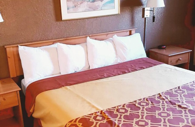 Coratel Inn & Suites by Jasper Mankato -Deluxe 1 King Bed NS
