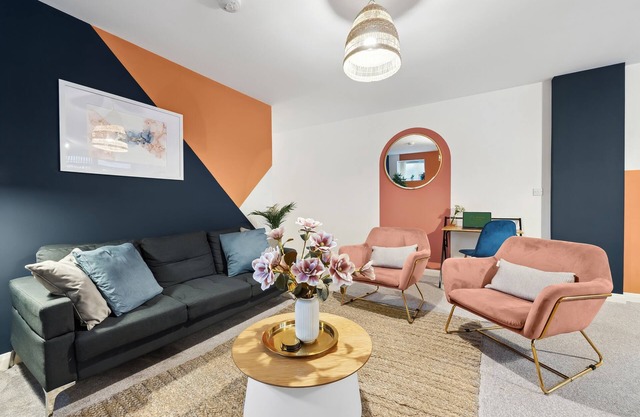 Corinium Lodge - town centre apartment