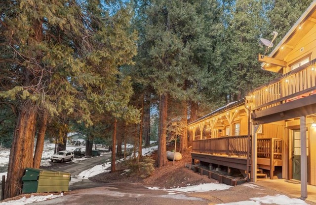 Corlieu Falls Cabin in Sugar Pine 8 miles from Yosemite with Gazebo, Hot tub a shack and Bar top