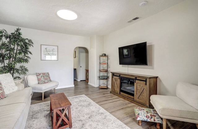 Cornell Canvas Suite, Near Nob Hill, UNM Hospital, and Downtown