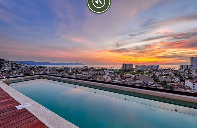 Corner 2 BR Condo - Rooftop Pool with Oceanview