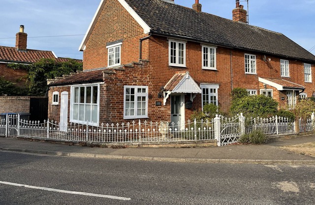 CORNER COTTAGE, DENNINGTON, pet friendly in Framlingham
