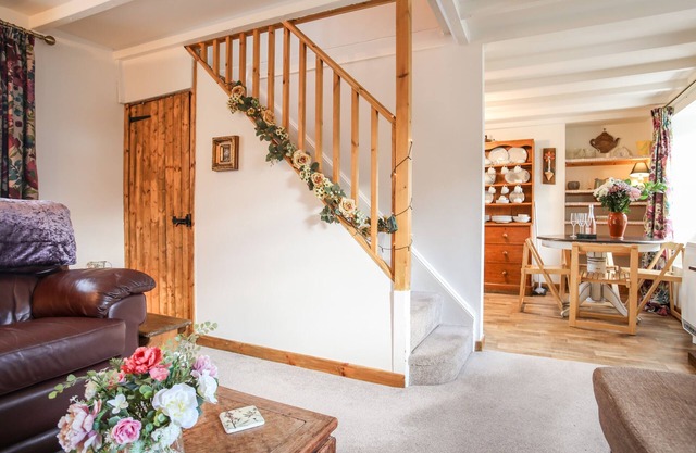 CORNER COTTAGE, pet friendly, character holiday cottage in Cemaes Bay