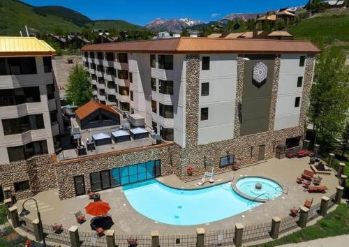 Corner King Room with Pool Hot Tub Close to Slopes