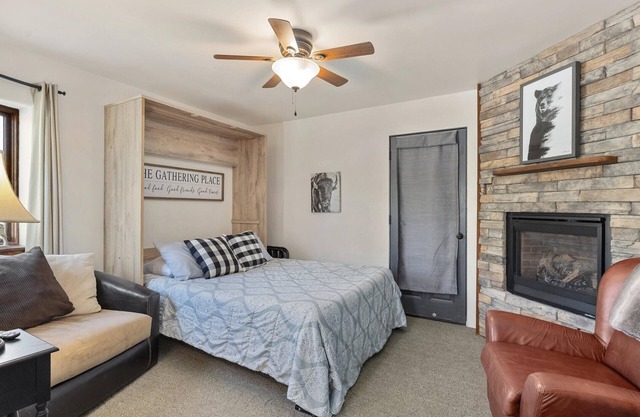 Cornerstone- Dog Friendly, Hot Tub, Wi-Fi on Broadway