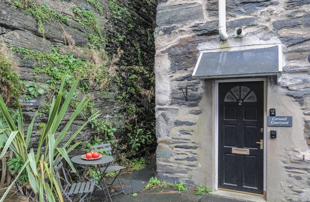 CORNHILL COURTYARD, pet friendly in Porthmadog