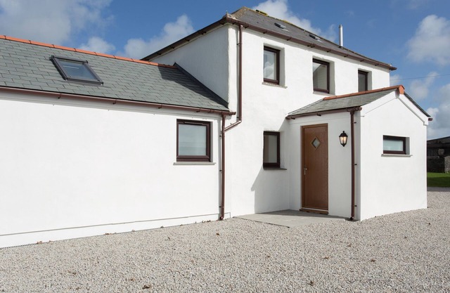 CORNISH VIEWS, luxury holiday cottage, with a garden in Camborne