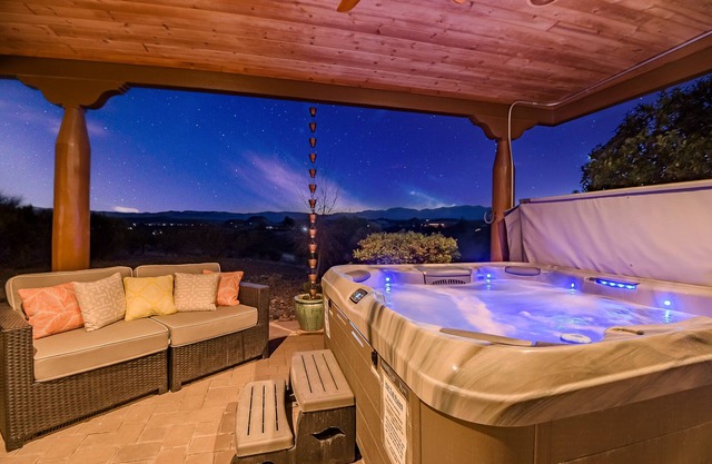 Cornville Hacienda Charm- Stunning Views, Hot Tub + Close to wineries & Nearby to Sedona!