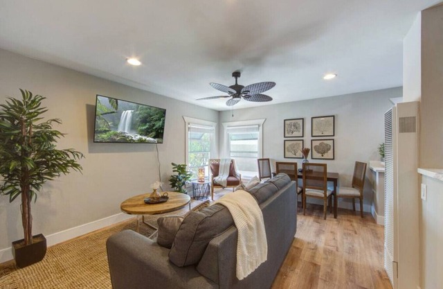 Coronado Unit 3 - B Ave Bungalows · King-sized 1/1, 5-10 Min Walk to Coronado Beach!