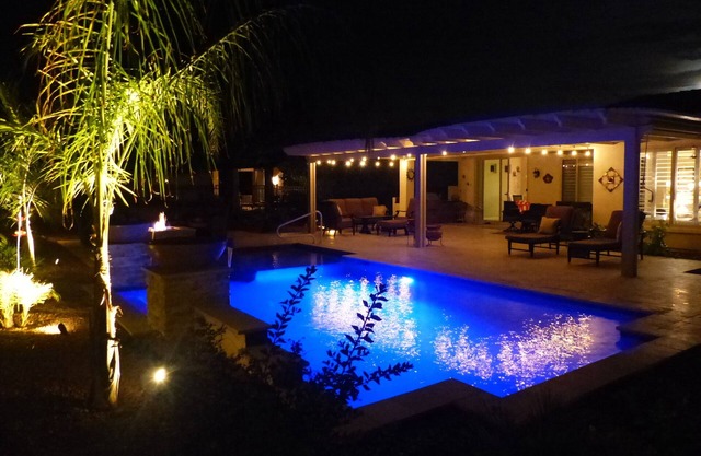 Mit einem Gatter geversehenes Gemeinschaftshaus mit schönem privatem Pool