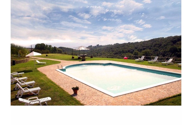 OUTSIDE COURT HOUSE 1 in Bauernhaus mit Pool in Orvieto