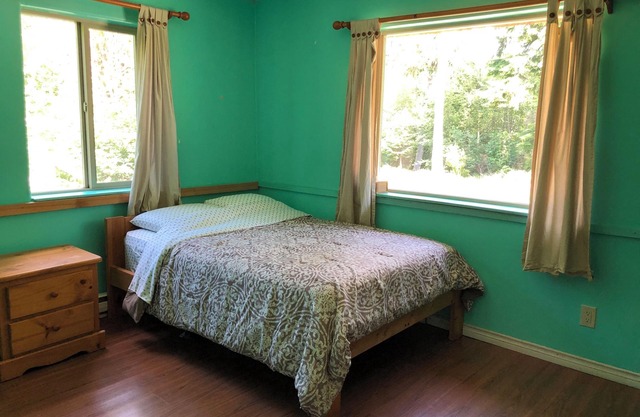 Cortes Country Home - 5 bedroom home in Whaletown near the ferry