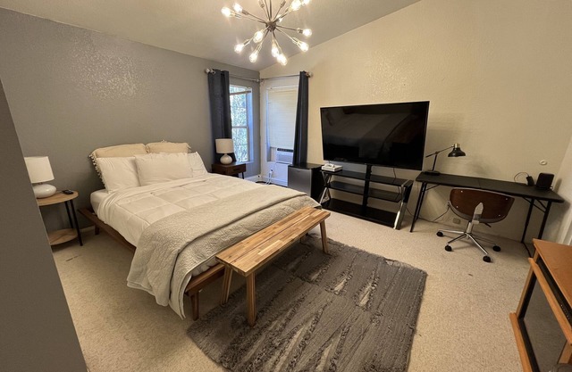 Cosmopolitan Olive Minutes away from Cibola National Forest