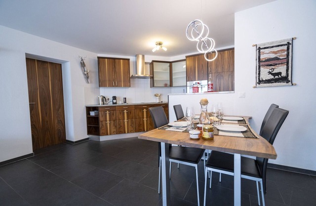 Costa Dad Archas Taverna Parterre: Moderne 3.5-Zimmerwohnung in Sent