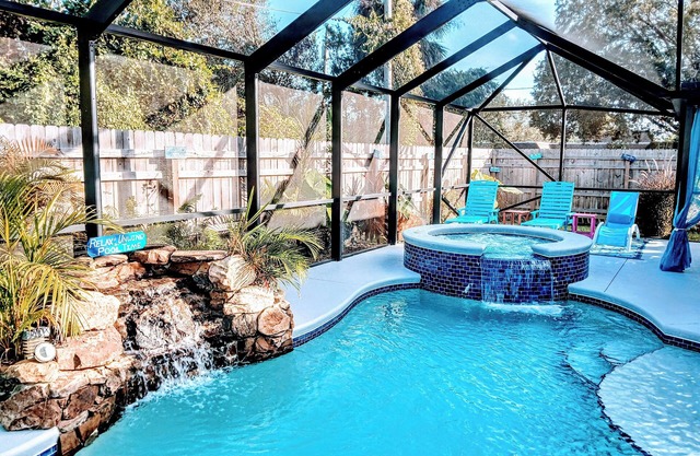 Costal Oasis! Heated salt pool& hot tub.nClose to beaches,downtown.Dog friendly