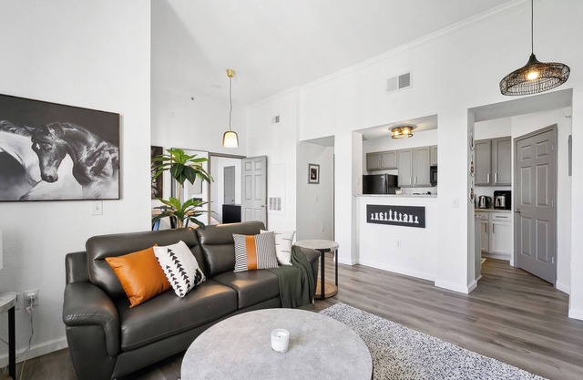 Cosy 1-bedroom Condo Near LSU at the Reserve Cedar Lodge - Ready to move-in