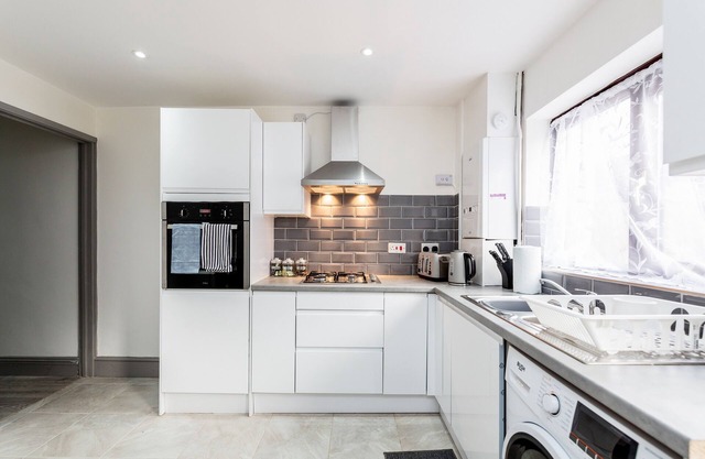 Cosy 2-Bed House! Dagenham! Free parking