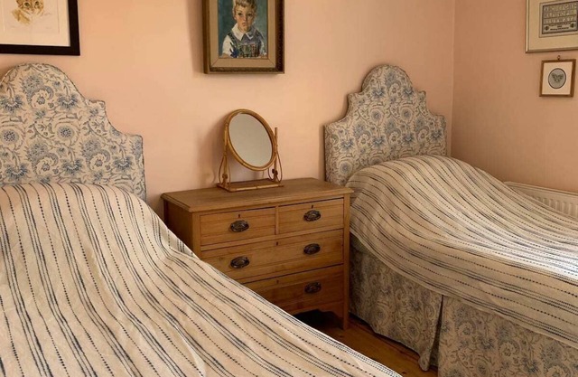 Cosy, 2-Bed Surrey cottage; easy access into London