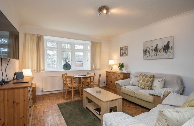 Cosy 2 Bedroom Flat with Parking and 20mins Train to London