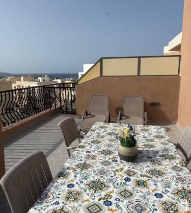 Cosy 2 Bedroom Penthouse with Terraces & seaview