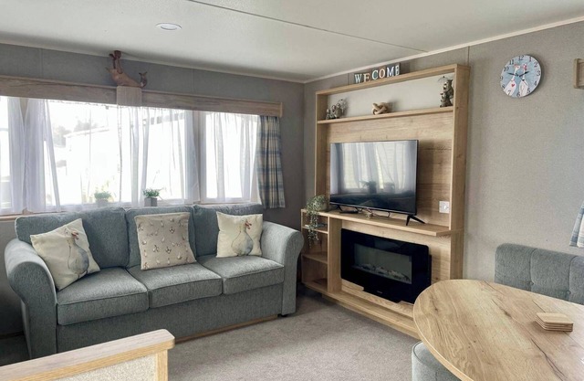 Cosy 3 Bedroom Caravan in South Cerney