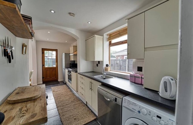 Cosy 3 Bedroom Home with Parking