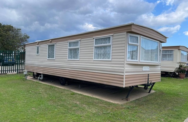 Cosy 4 berth caravan nearby Scratby beach, Norfolk ref 43045G