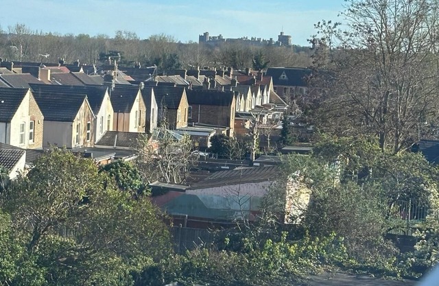 Cosy 5-bed guesthouse with 4 showers and closer to city and key attractions