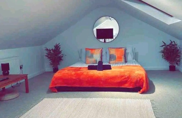 Cosy 7 BR House, Free WiFi & Netflix, Private parking. A true hidden gem.