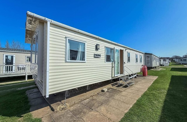 Cosy 8 berth caravan for hire at Manor Park in Hunstanton ref 23065T