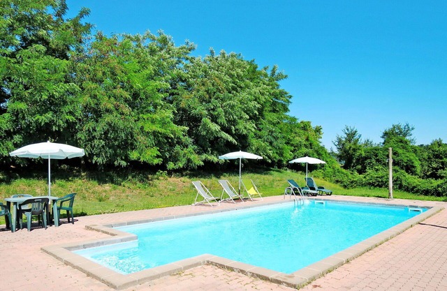 Schöne Wohnung in einem Ferienhaus für 4 Personen mit W-LAN, Pool, Innenhof und Parkplatz
